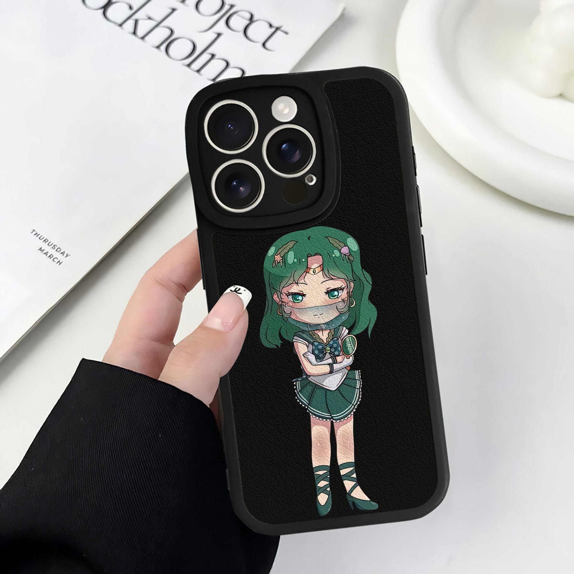 （画像用） 美少女戦士セーラームーン 海王 みちる（かいおう みちる） Sailor Moon Kaiou Michiru 【iPhone 16シリーズ対応】シリコンスマホケース（レザー調） 材質：シリコン